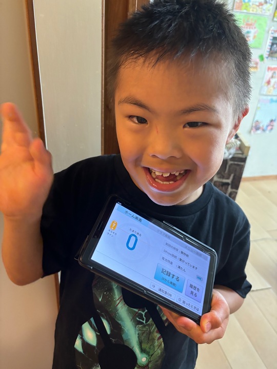 DFreeのタブレットを持っている男の子