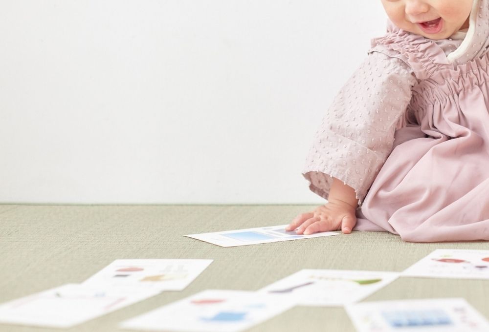 絵カードを選んでいる子ども