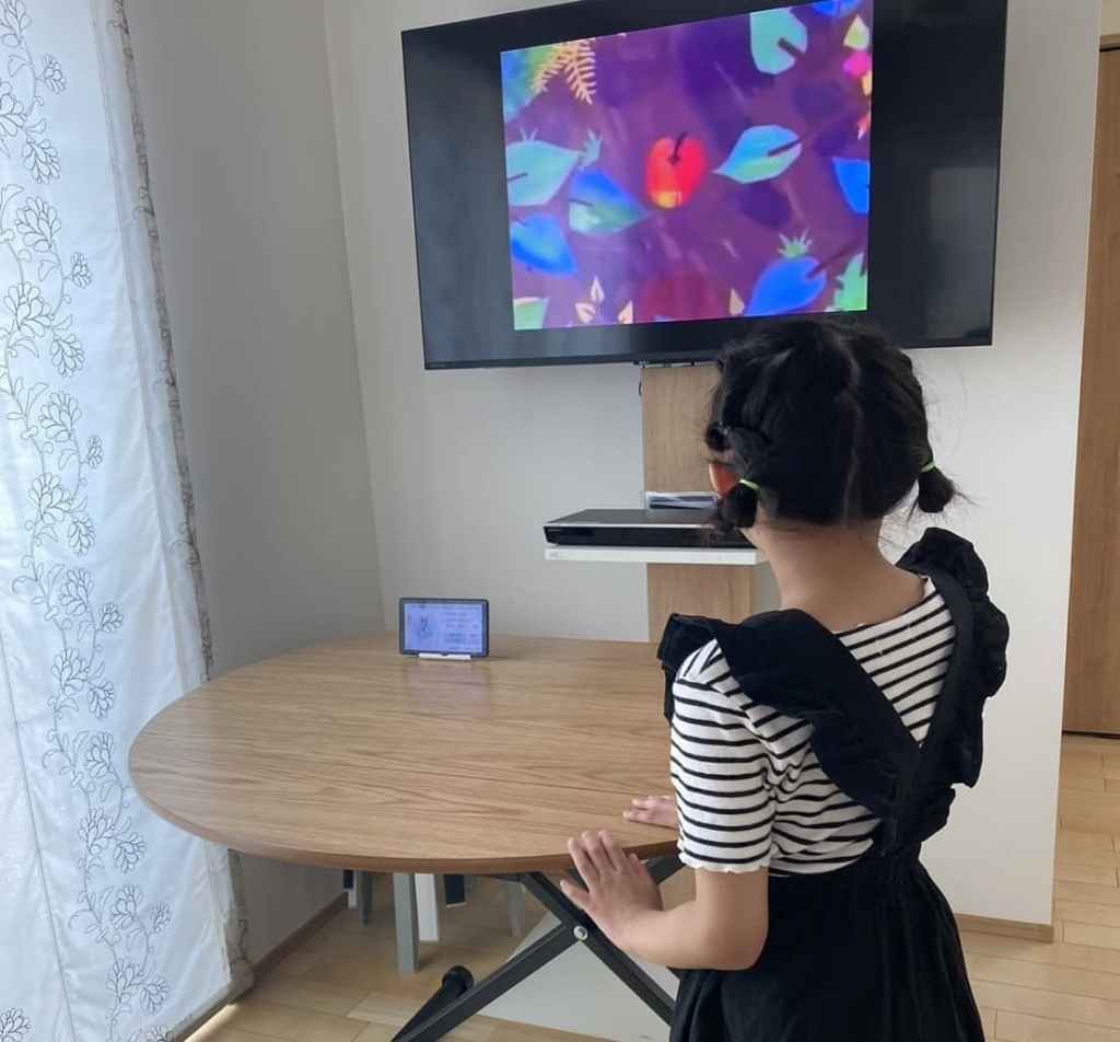 テレビを見ている女の子