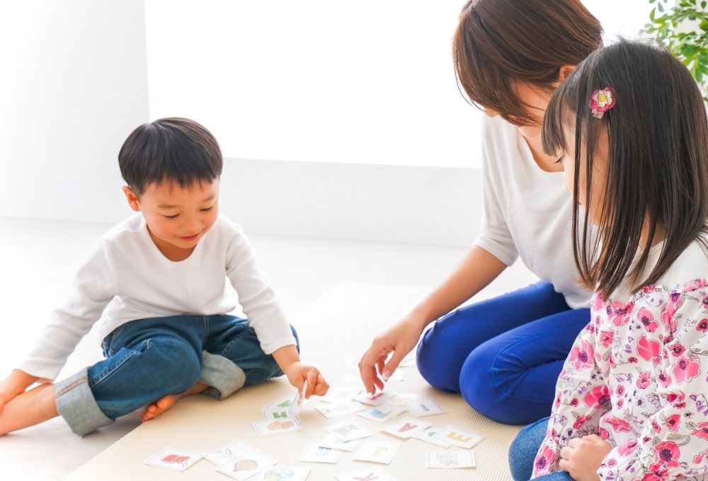 絵カードを選んでいるところ