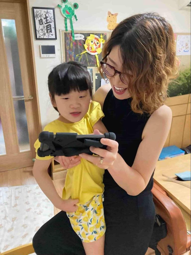 母親と一緒にDFreeを確認する子ども
