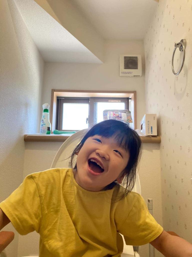 トイレ成功して嬉しそうな子ども