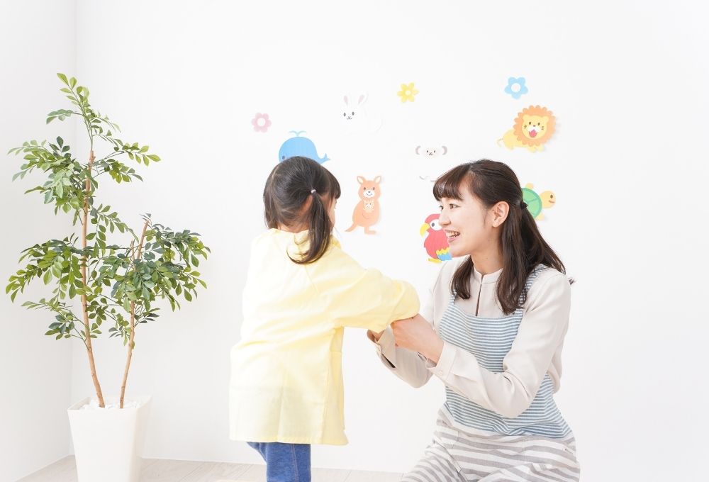 子どもと母親が手をつないで話しているところ