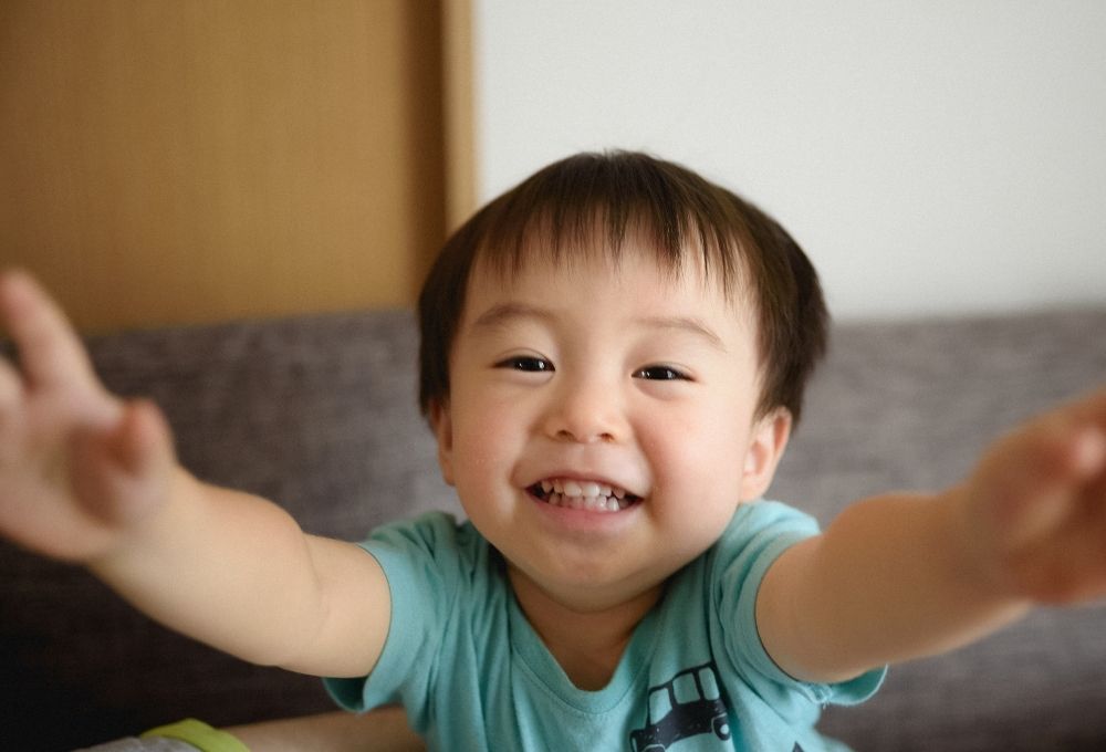笑っている男の子