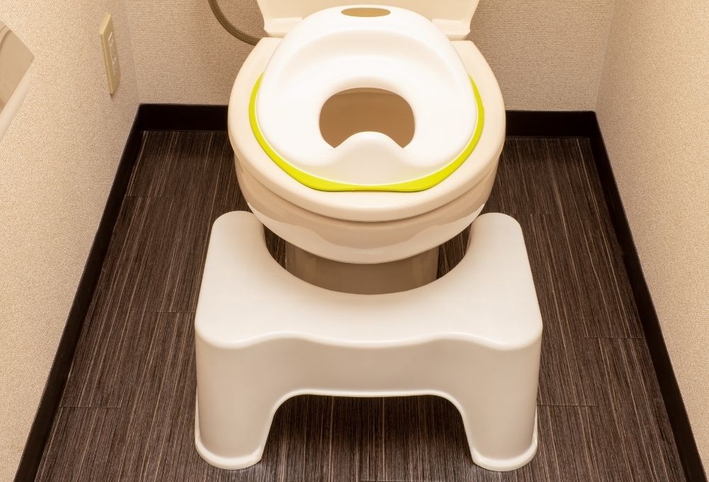 トイトレのサポートグッズを使用しているところ