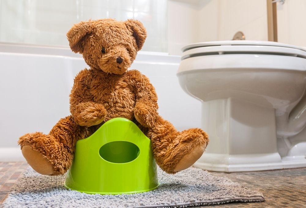 トイレに座っているぬいぐるみの画像