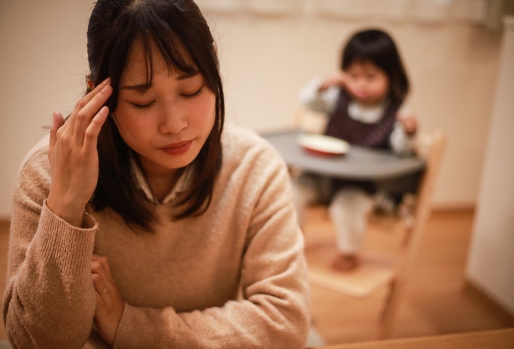 思い悩んでいる様子の母親