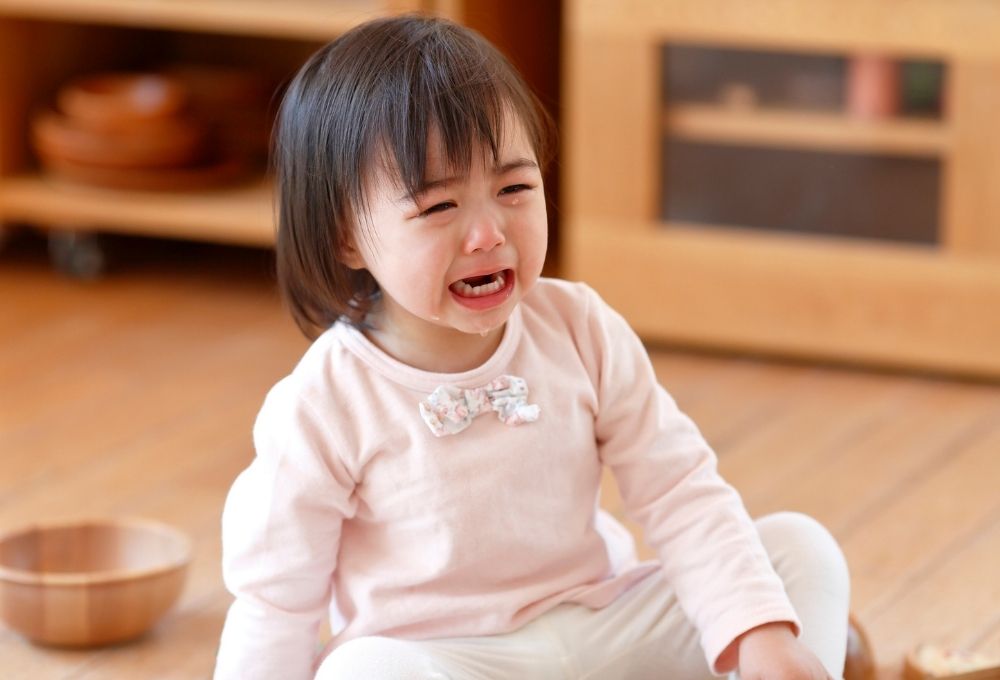 一人で泣いている女の子