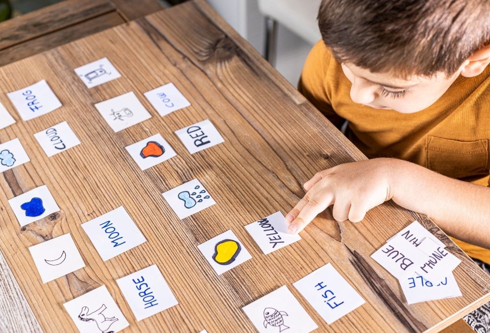 絵カードを使っている男の子