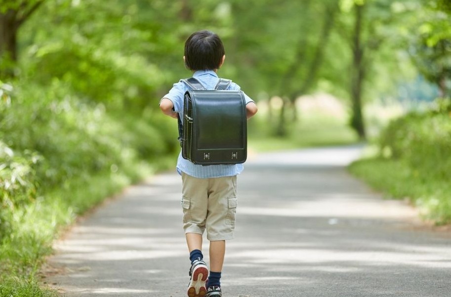 ランドセルを背負った子供の後ろ姿