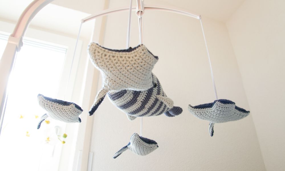 青と白のベビーモビール