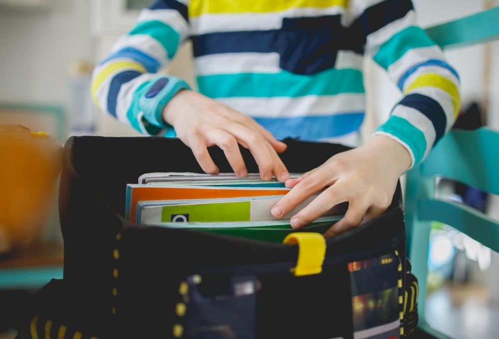 ランドセルの荷物を整理する子ども