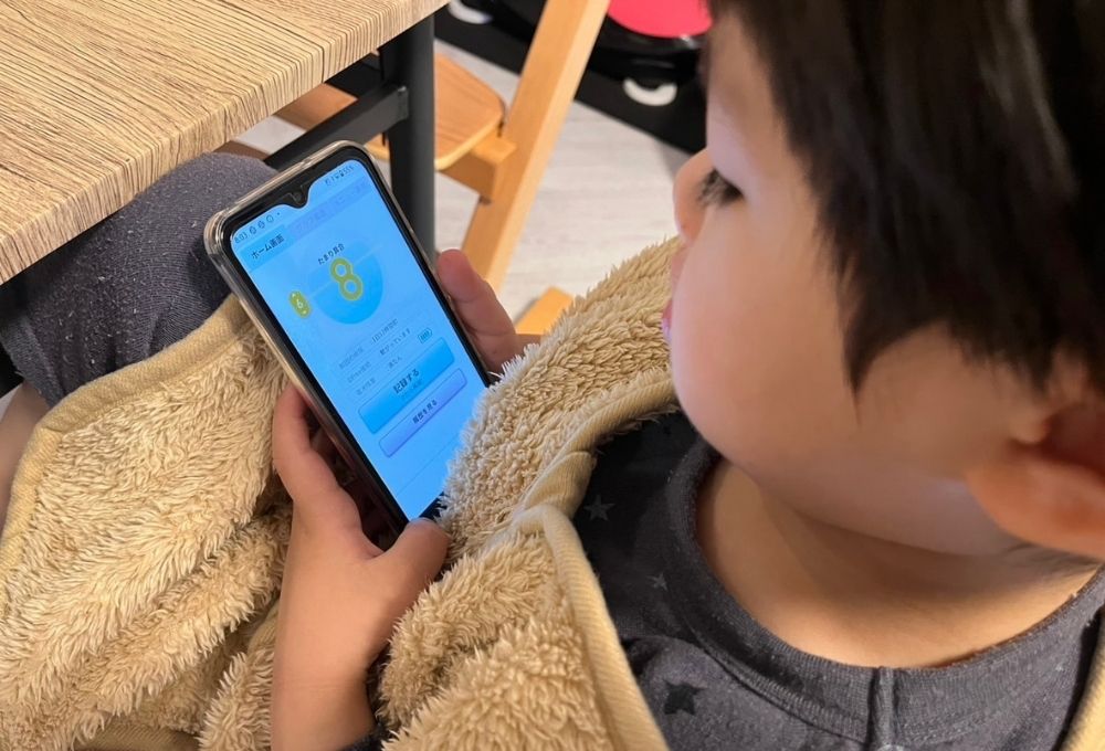 DFreeのホーム画面を見る子ども