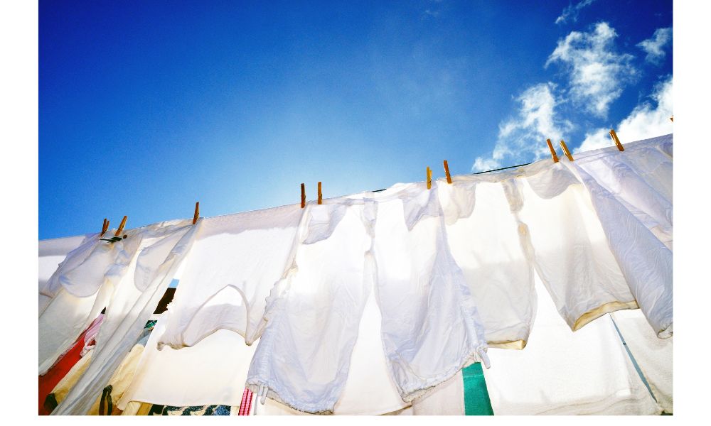 青空の下で干されている肌着などの洗濯物