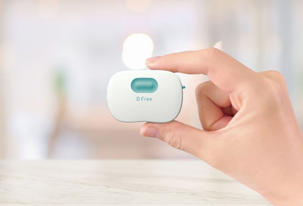 DFreeの端末を持つ手