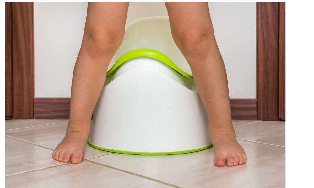 おまるに座ろうとする子供の足