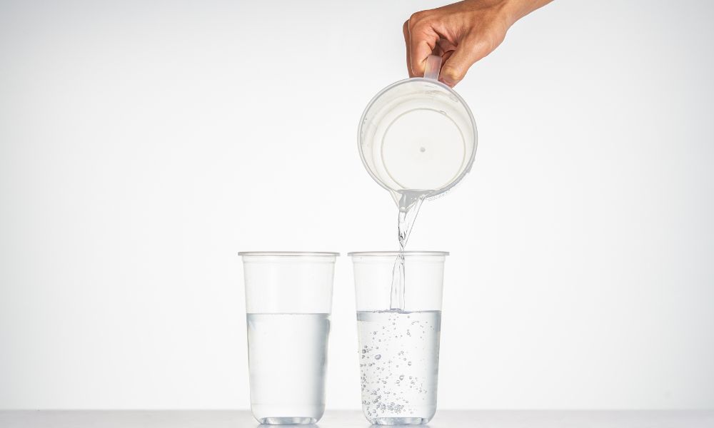 水をコップに注ぐ手元