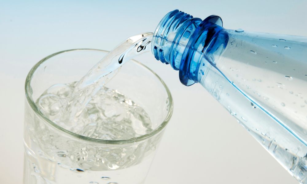 コップに水を注ぐ