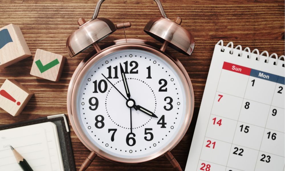 机に置かれた目覚まし時計とカレンダー