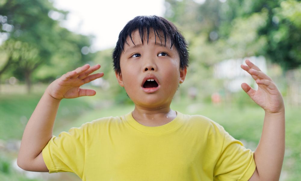 汗だくで驚いた表情の男の子