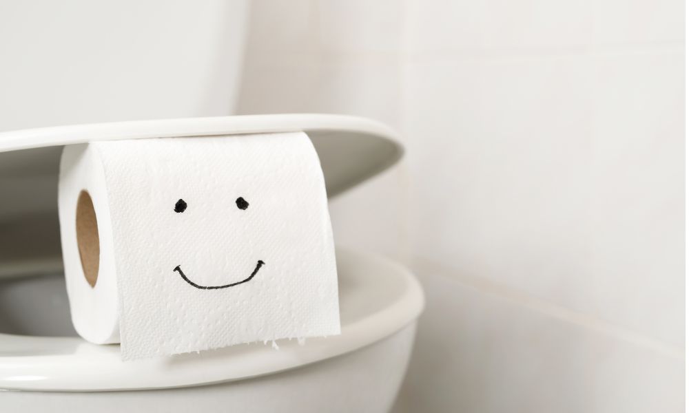 トイレットペーパーに笑顔が描かれたユニークな写真