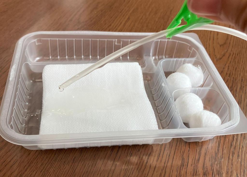 導尿用のチューブ、ガーゼ、綿球が並んだ医療キット