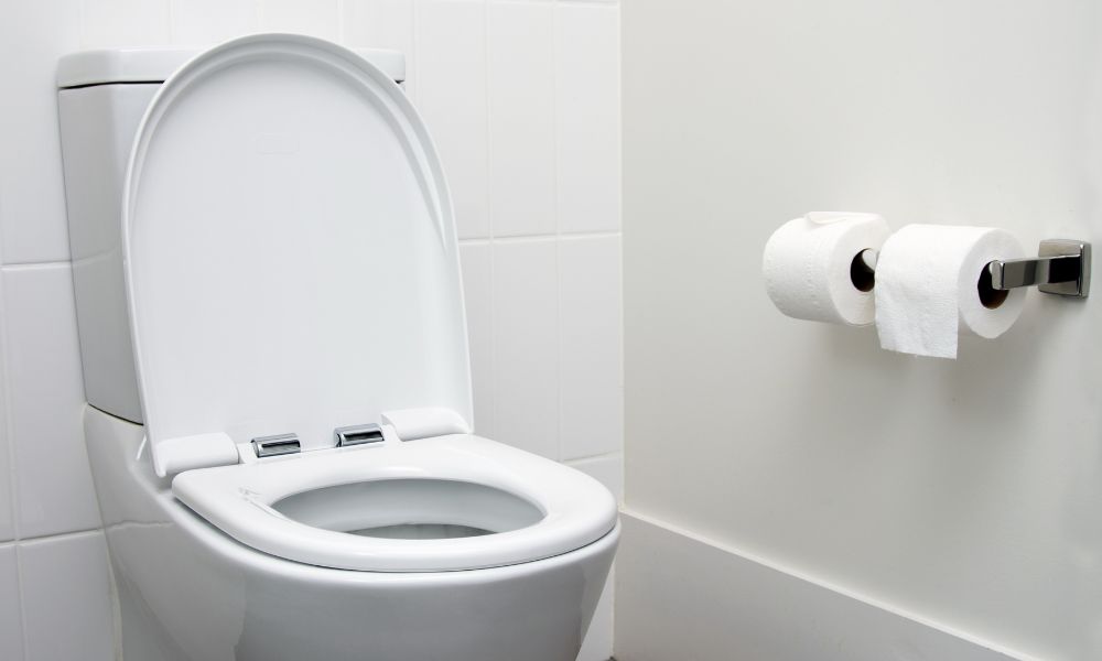 清潔な白いトイレの個室