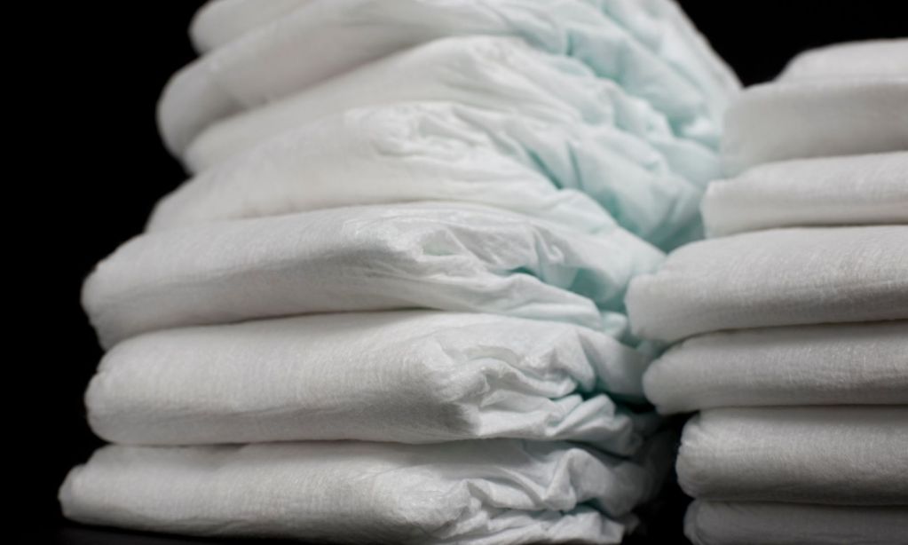 清潔に積み重ねられた紙おむつ