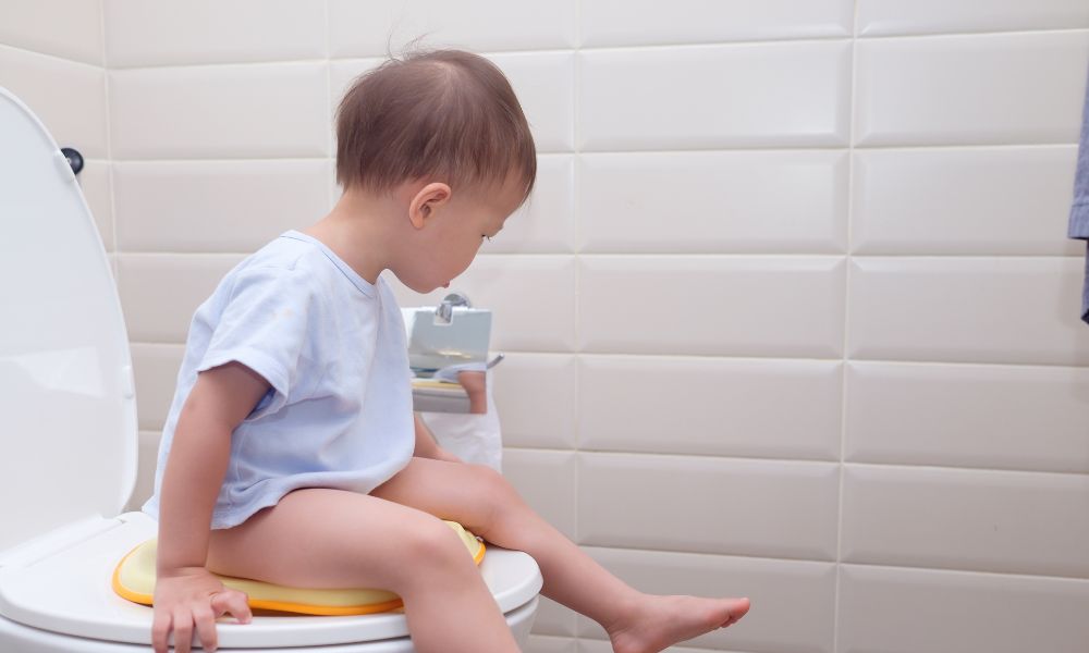 トイレに座る幼児