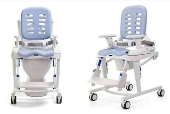 シャワー＆トイレ用チェアユニット リフトン HTS。水色の背もたれと座面が特徴の2種類のトイレチェアで、どちらもキャスター付きで安定感がある。