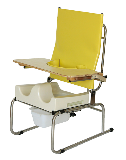 ニュートイレットチェア。黄色い背もたれと木製テーブルが付いた子ども用トイレチェアで、排泄用の受け皿が下部に設置されている。