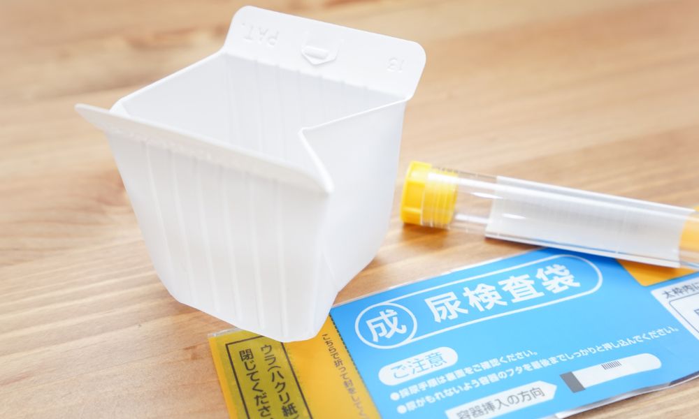 採尿カップと検尿用の検査袋
