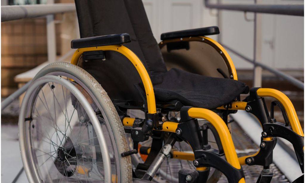 黄色のフレームが特徴の車椅子