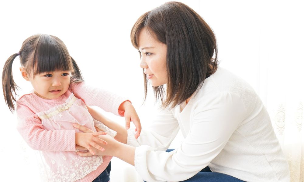 不快感を訴える子どもと困惑する保護者の様子
