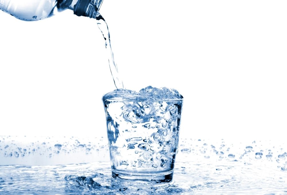 コップに水が注がれている瞬間をとらえた写真