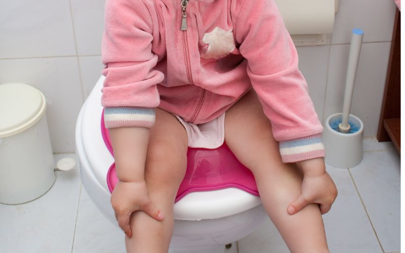 補助便座を使用してトイレに座る子どもの実際の様子