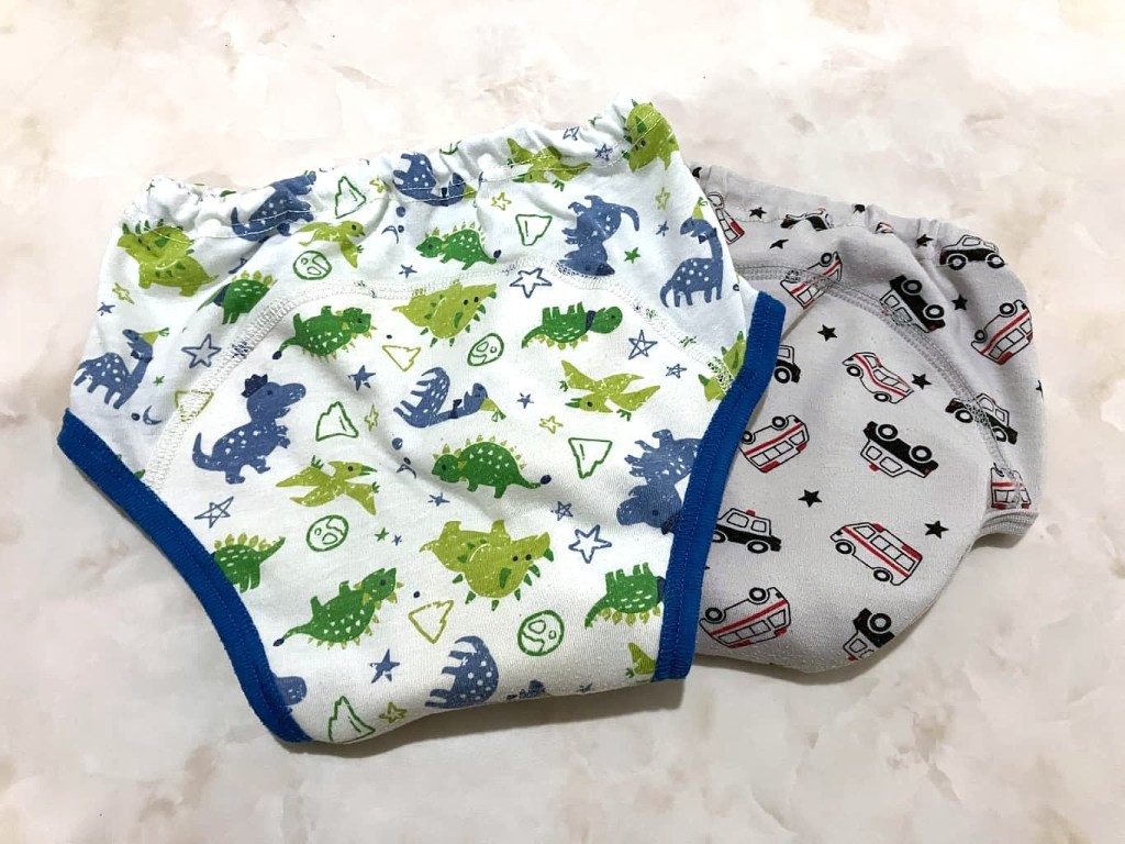 恐竜柄のトレーニングパンツが床におかれている　